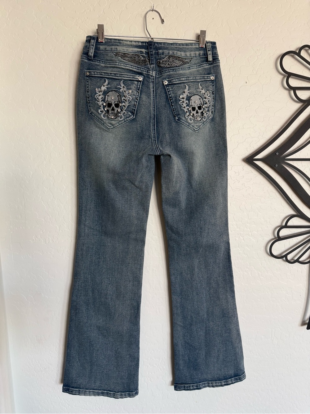 CARBON Mid Rise Flare Jeans Skull Rhinestone Embroidered Wings Size 5 NWT